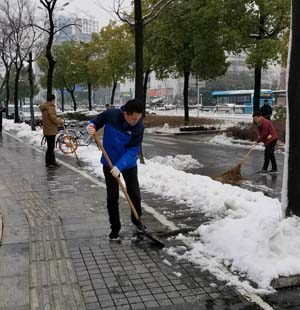 扬州体彩开展扫雪活动1.jpg
