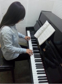 高畅同学在演奏钢琴1.jpg