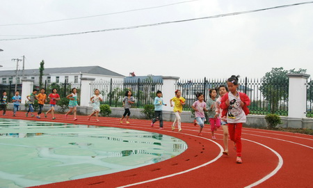江苏体彩助学基金捐建的塑胶跑道，给上塘镇垫湖体彩希望小学的孩子带来了欢乐（1）.jpg